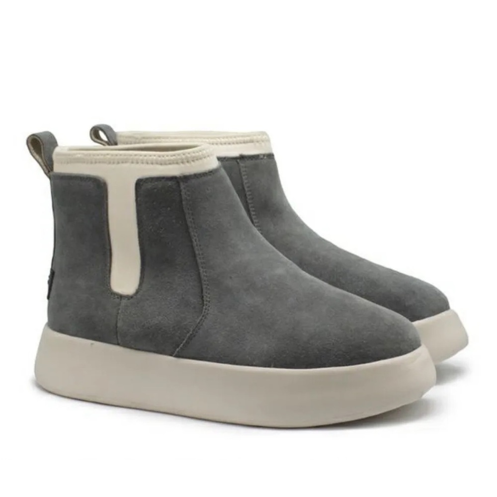 UGG CLASSIC BOOM BOOTIE SIZE 9, NEW